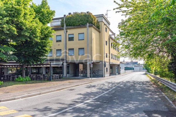 appartamento in vendita a Lainate in zona Barbaiana