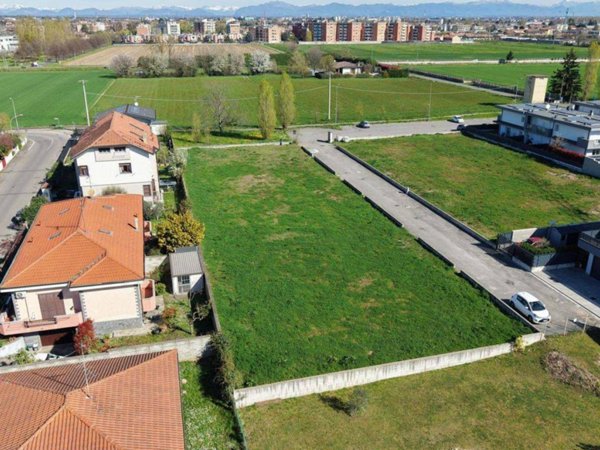 casa indipendente in vendita a Lainate in zona Barbaiana