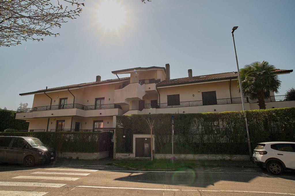 appartamento in vendita a Lainate in zona Pagliera