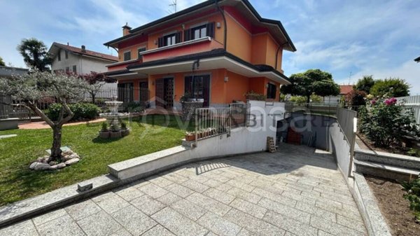 casa indipendente in vendita a Lainate