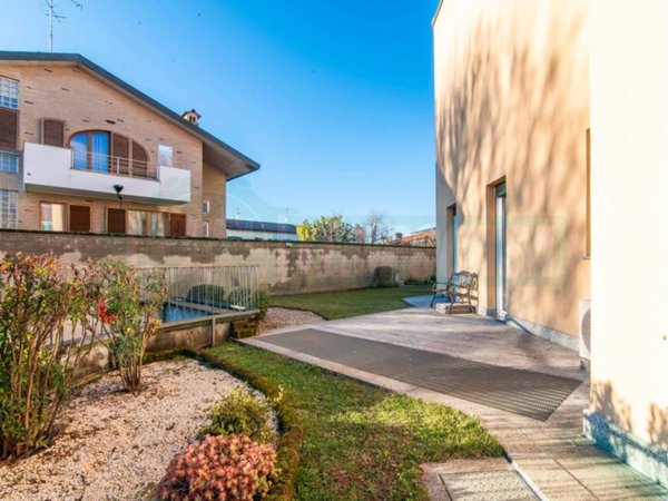 appartamento in vendita a Lainate in zona Barbaiana