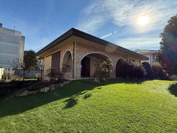casa indipendente in vendita a Lainate