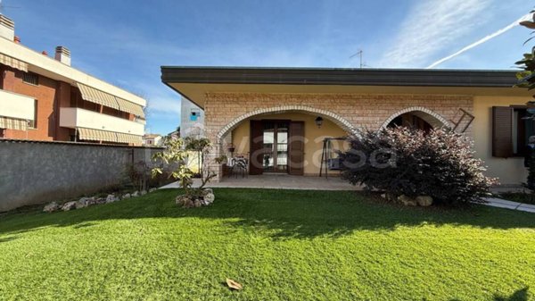 casa indipendente in vendita a Lainate in zona Barbaiana