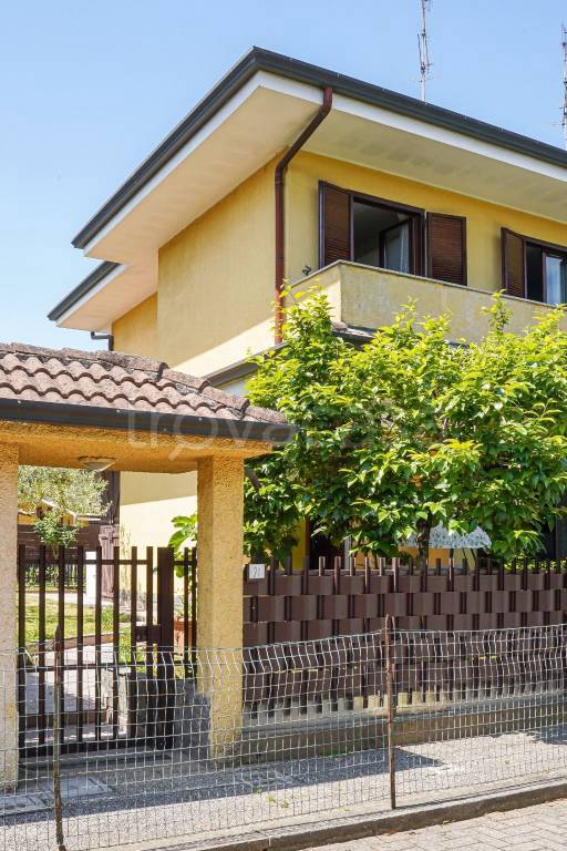 casa indipendente in vendita a Lainate