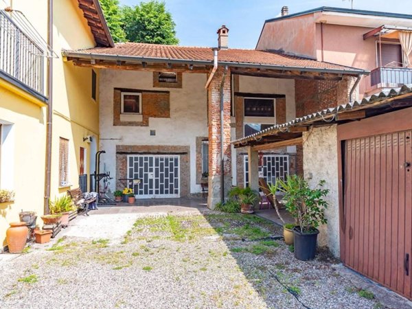 intera palazzina in vendita a Lainate in zona Barbaiana