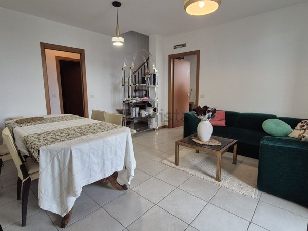 appartamento in vendita a Lainate in zona Barbaiana