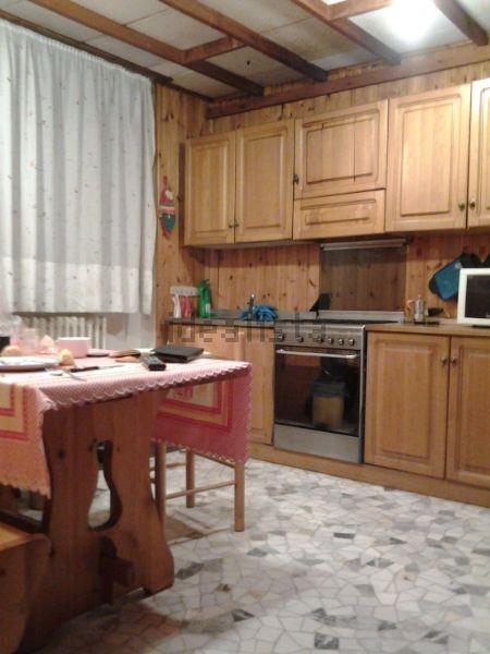 casa indipendente in vendita a Lainate in zona Barbaiana