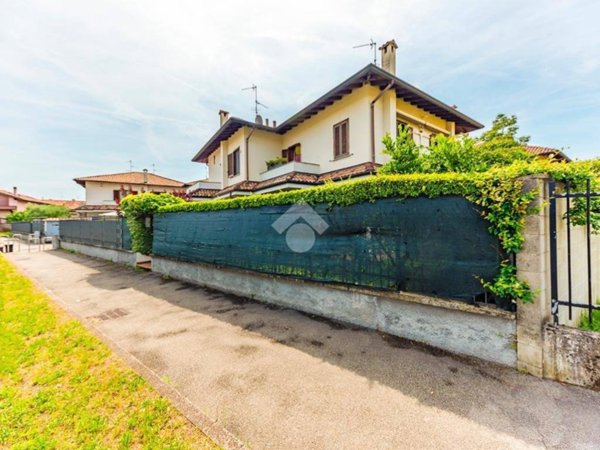 appartamento in vendita a Lainate in zona Barbaiana