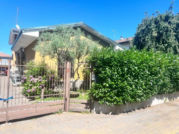 casa indipendente in vendita a Lainate in zona Barbaiana