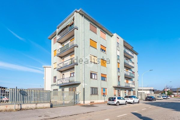 appartamento in vendita a Lainate in zona Barbaiana