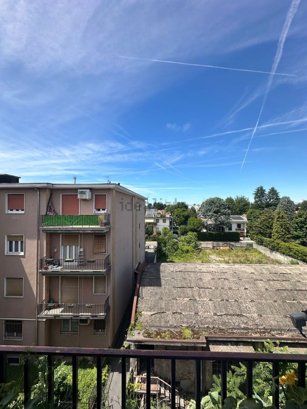 appartamento in vendita a Lainate in zona Barbaiana