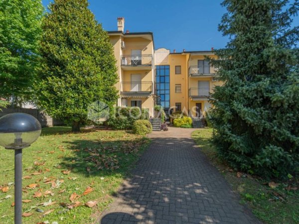 appartamento in vendita a Lainate in zona Barbaiana