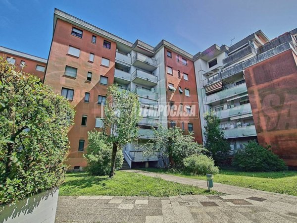 appartamento in vendita a Lainate in zona Barbaiana