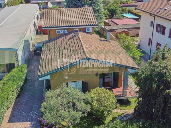 casa indipendente in vendita a Lainate in zona Barbaiana