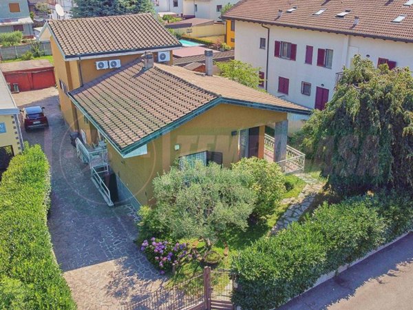 casa indipendente in vendita a Lainate in zona Barbaiana