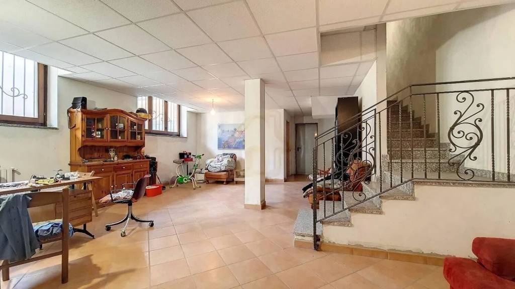 casa indipendente in vendita a Lainate in zona Barbaiana
