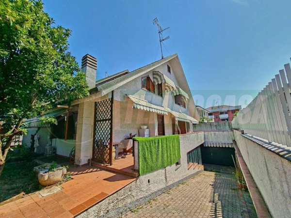 casa indipendente in vendita a Lainate in zona Barbaiana