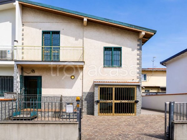 casa indipendente in vendita a Lainate in zona Barbaiana