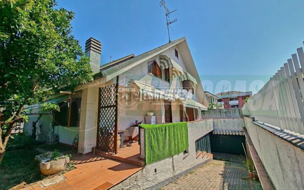 casa indipendente in vendita a Lainate in zona Barbaiana