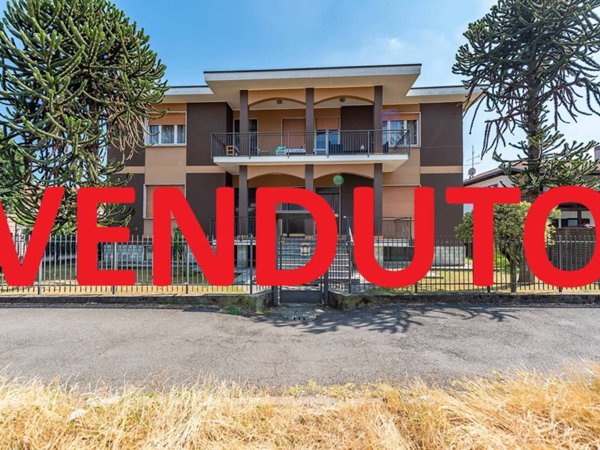 casa indipendente in vendita a Lainate in zona Barbaiana