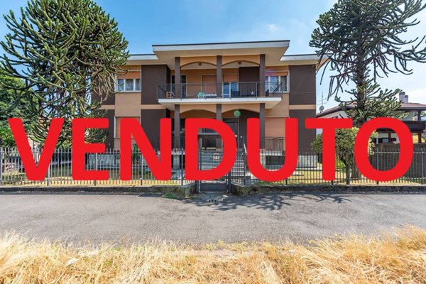 casa indipendente in vendita a Lainate in zona Barbaiana