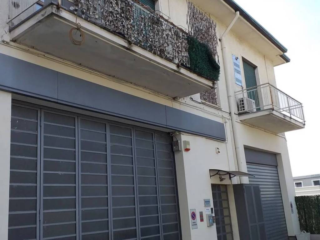 appartamento in vendita a Lainate in zona Barbaiana