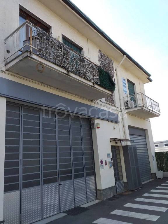 appartamento in vendita a Lainate in zona Barbaiana