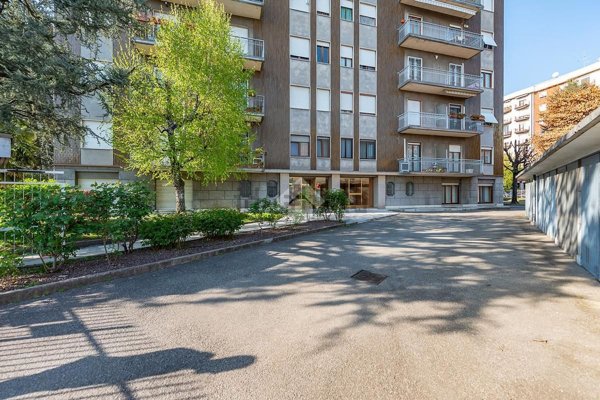 appartamento in vendita a Lainate in zona Barbaiana