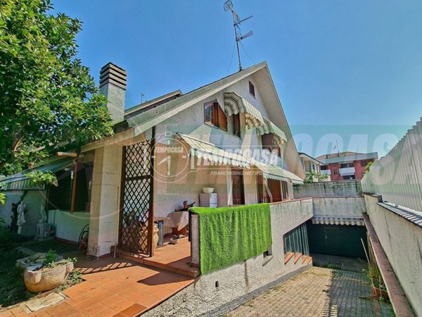 casa indipendente in vendita a Lainate in zona Barbaiana