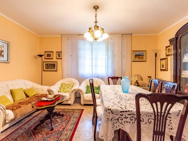 casa indipendente in vendita a Lainate in zona Barbaiana