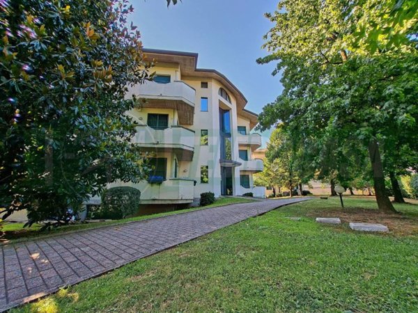 appartamento in vendita a Lainate in zona Barbaiana