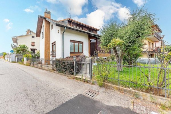 casa indipendente in vendita a Lainate in zona Pagliera