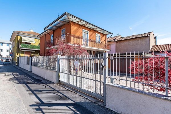 casa indipendente in vendita a Lainate in zona Barbaiana