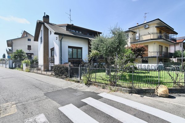 casa indipendente in vendita a Lainate in zona Barbaiana
