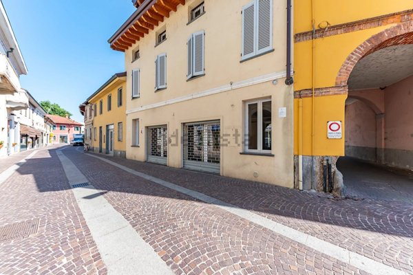 negozio in vendita a Lainate in zona Pagliera