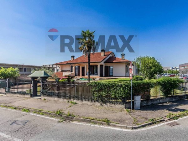 casa indipendente in vendita a Lainate