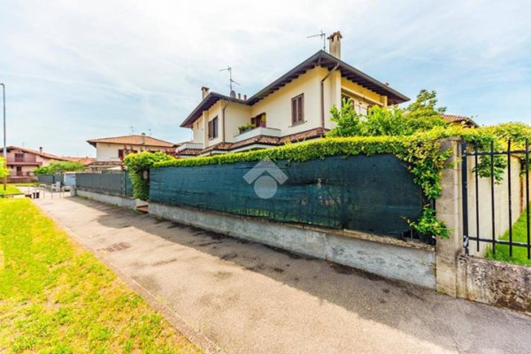 casa indipendente in vendita a Lainate