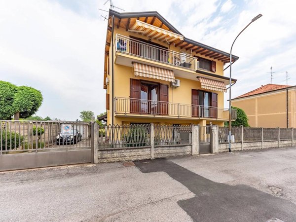 casa indipendente in vendita a Lainate in zona Pagliera