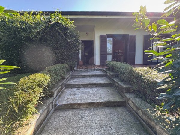 casa indipendente in vendita a Lainate