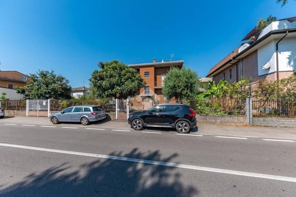 casa indipendente in vendita a Lainate