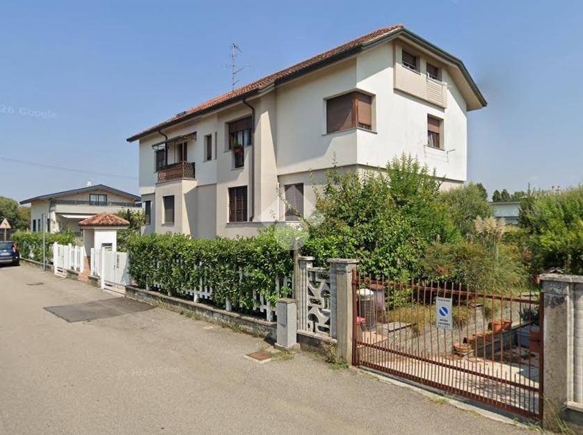 appartamento in vendita a Lainate in zona Barbaiana