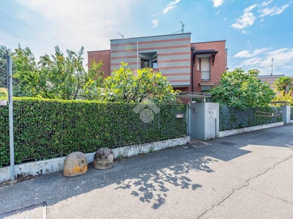 casa indipendente in vendita a Lainate in zona Barbaiana