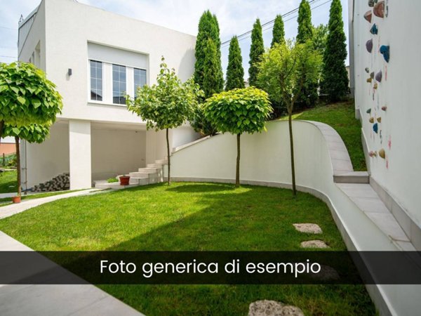 casa indipendente in vendita a Lainate