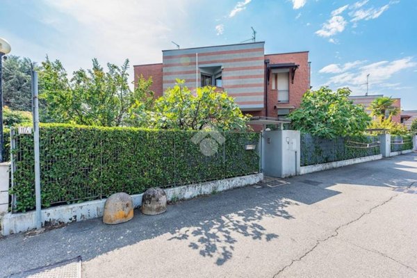casa indipendente in vendita a Lainate in zona Barbaiana