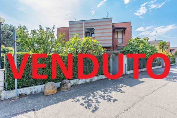 casa indipendente in vendita a Lainate in zona Barbaiana