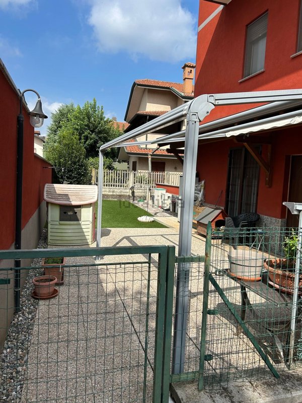 appartamento in vendita a Lainate in zona Barbaiana