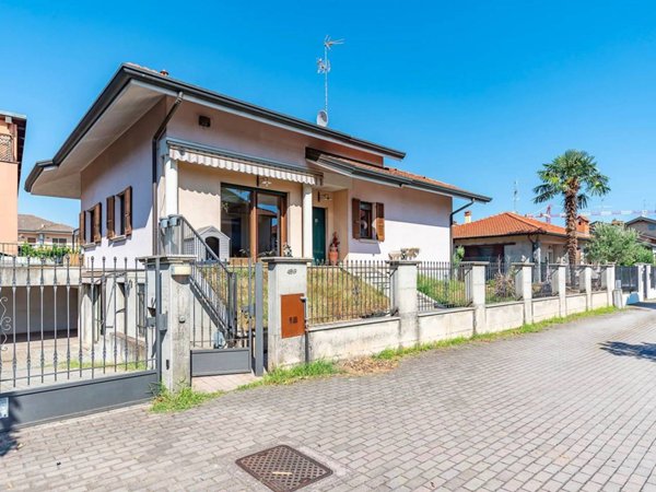 casa indipendente in vendita a Lainate