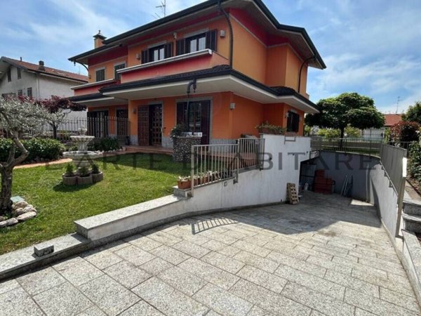 casa indipendente in vendita a Lainate