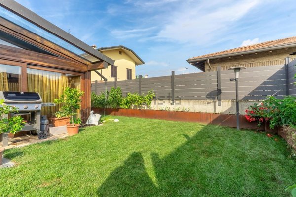 casa indipendente in vendita a Lainate