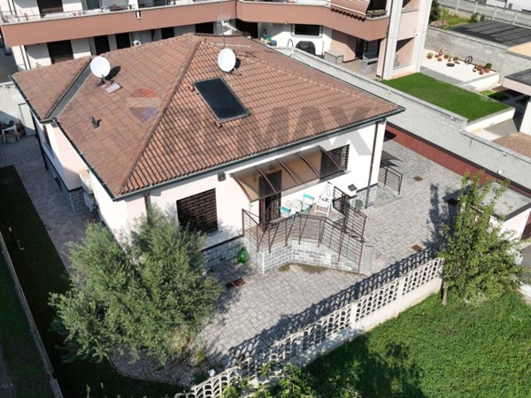 casa indipendente in vendita a Lainate